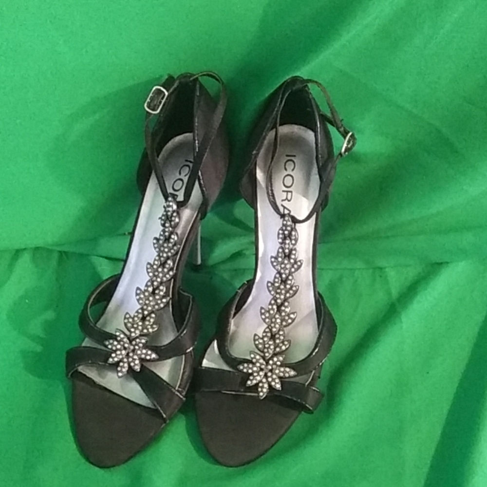 Icora sz 8 black embellished heels
